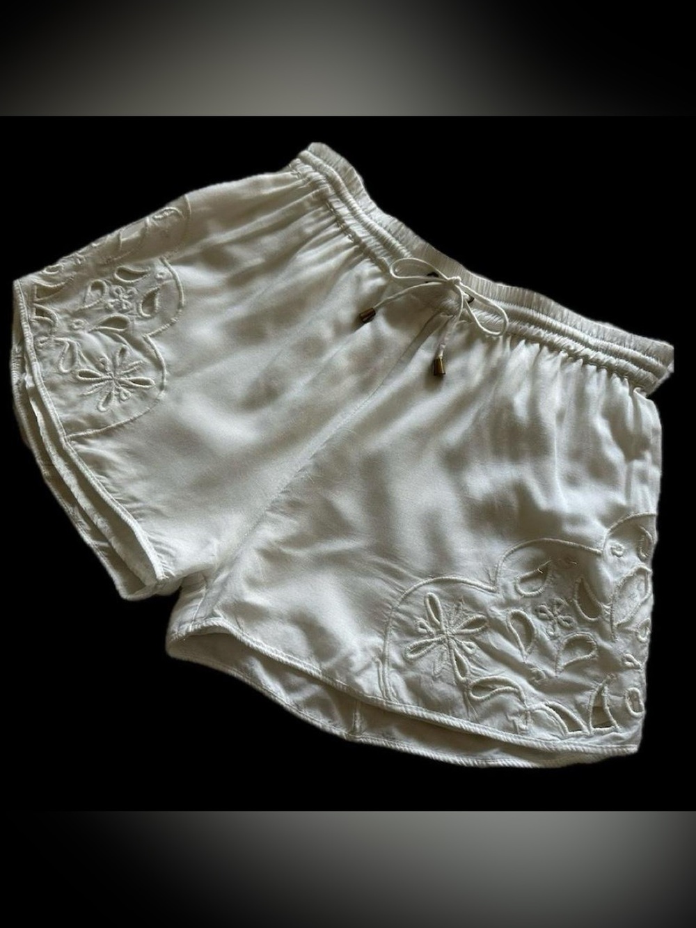 nwt lovers & friends white viscose shorts w lace trim / size small